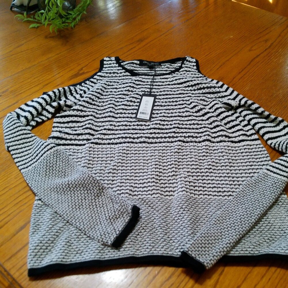 ROMEO AND JULIET SWEATER SIZE SMALL